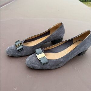Salvatore Ferragamo Vara Pumps – Gray Suede